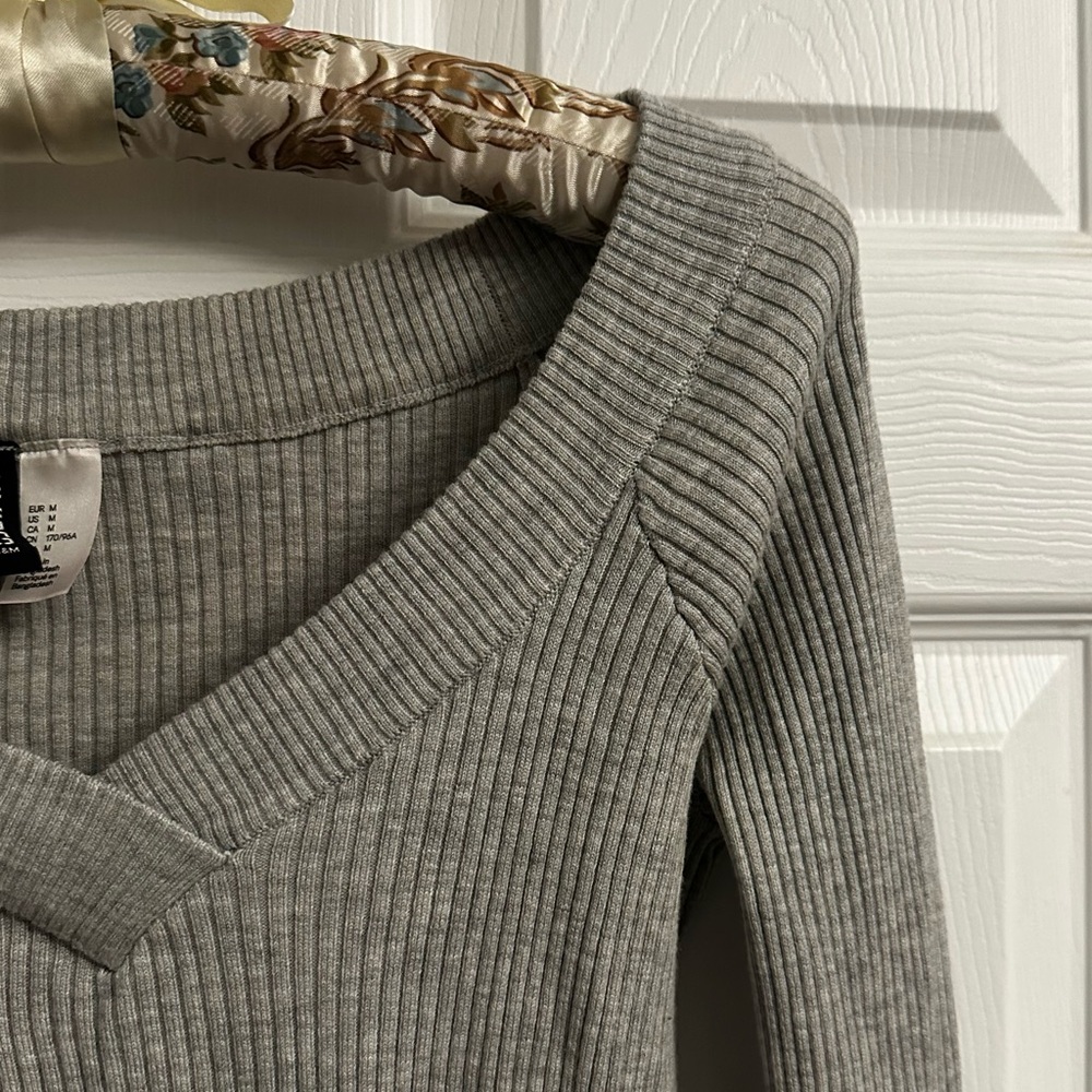 H&M Ribbed V-Neck Long Sleeve Top - Picture 3 of 5